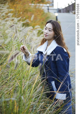 Young woman Young woman 37593088