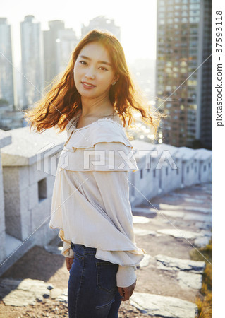 年輕的女人 37593118