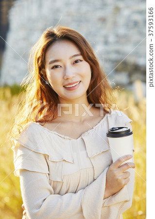年輕的女人 年輕的女人 37593166