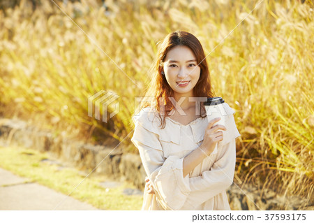 Young woman 37593175