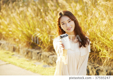 Young woman Young woman 37593247