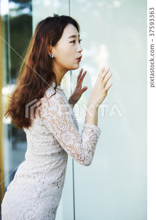 Young woman Young woman 37593363