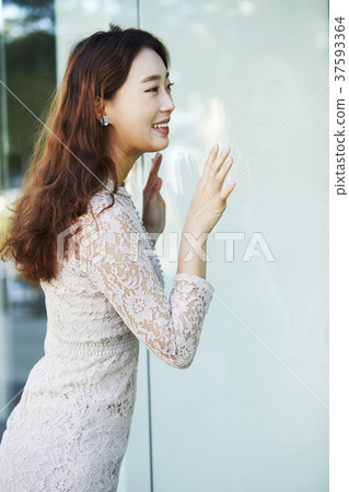 Young woman 37593364