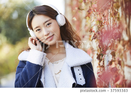 Young woman 37593383