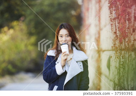 Young woman Young woman 37593391
