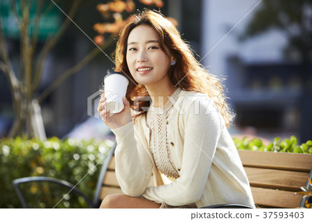 Young woman 37593403