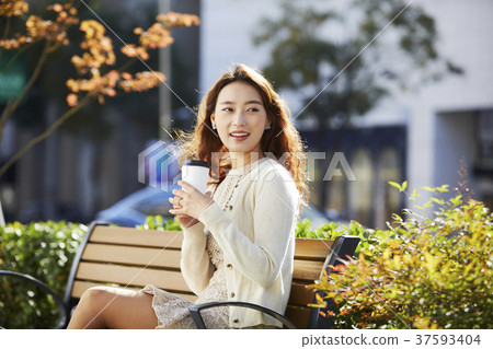 Young woman 37593404