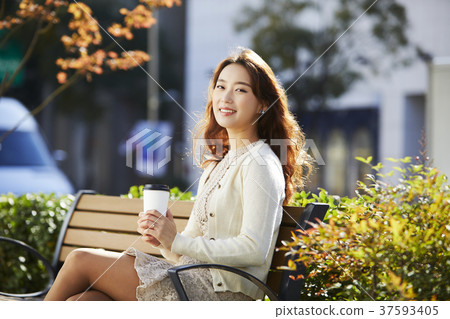 Young woman 37593405