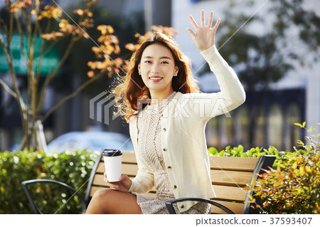 年輕的女人 年輕的女人 37593407
