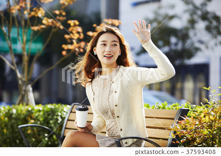 年輕的女人 年輕的女人 37593408