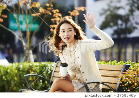 Young woman 37593409
