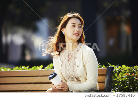 年輕的女人 年輕的女人 37593410