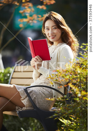 Young woman 37593446