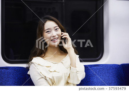 年輕的女人 37593479