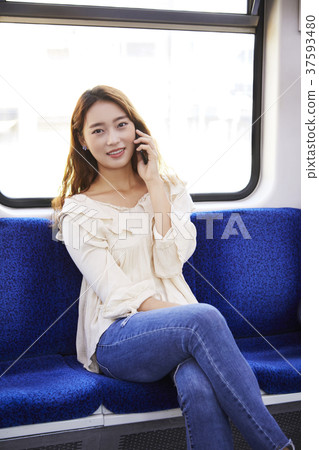 Young woman 37593480
