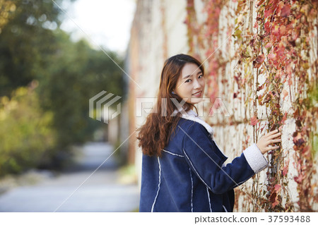 Young woman Young woman 37593488