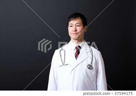 中間男性在白大衣 中間男性在白大衣 37594175