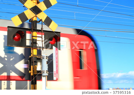 穿過平交道口的火車 37595316
