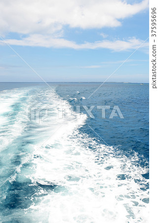 Beautiful Okinawa sea and wake Beautiful Okinawa sea and wake 37595696