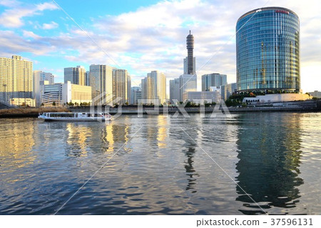 從港口邊看的Minato Mirai鎮和觀光船 從港口邊看的Minato Mirai鎮和觀光船 37596131