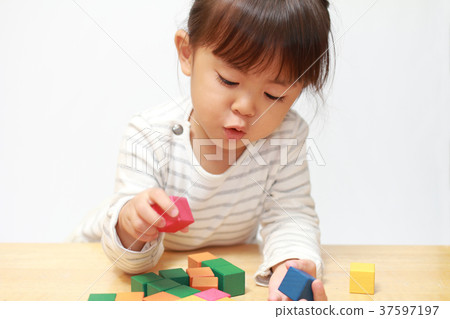 幼兒玩積木（3歲） 37597197