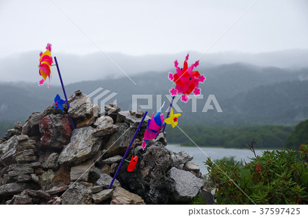 在雨中抽煙的神聖地方小山 37597425