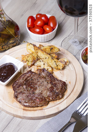 Marble beef with potatoes, tomatoes and pepperoni. 37598928