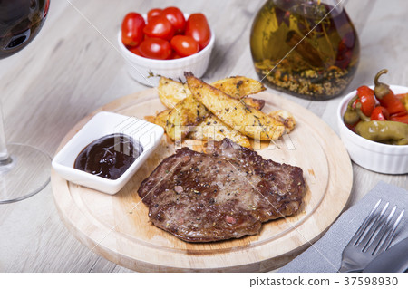 Marble beef with potatoes, tomatoes and pepperoni. 37598930