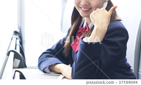 做一個好的一個高中女孩的圖像照片簽到教室 做一個好的一個高中女孩的圖像照片簽到教室 37599094