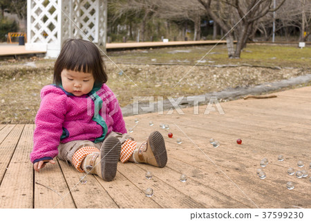 女孩子在玩大理石 37599230