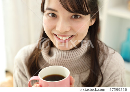 一個女人喝咖啡 一個女人喝咖啡 37599236