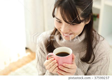 一個女人喝咖啡 一個女人喝咖啡 37599237