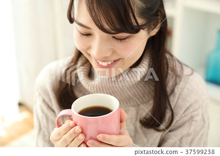 一個女人喝咖啡 一個女人喝咖啡 37599238