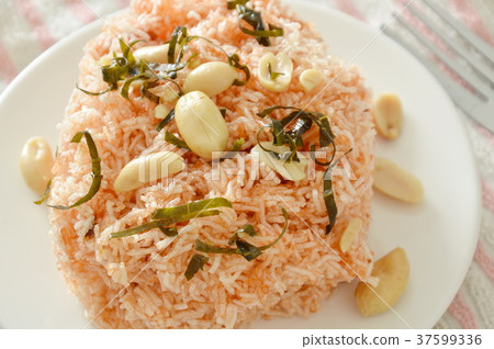 crispy fried thin rice noodles with coconut cream  37599336