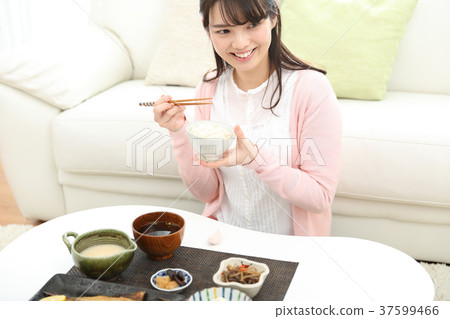 吃家庭食物的婦女 吃家庭食物的婦女 37599466