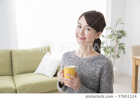 Young women · tea time 37601124