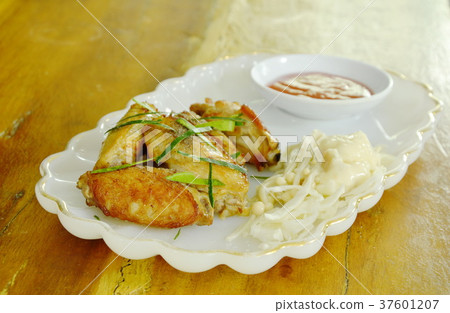 fried chicken wing salt and pepper  37601207