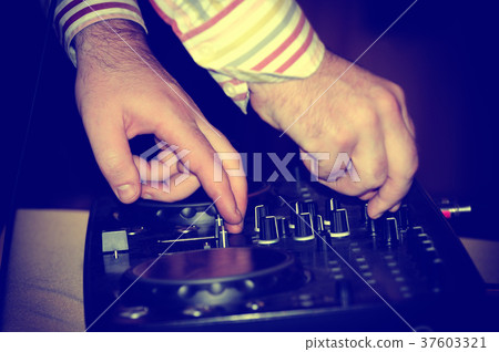 Dj mixes the track 37603321