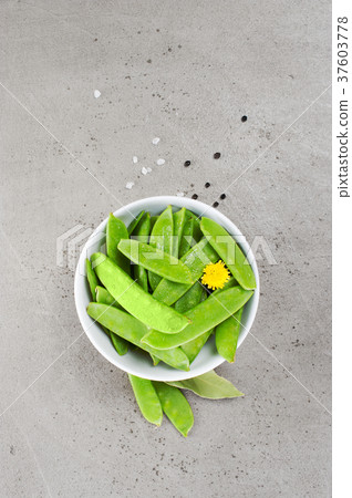 Composition of peas pods decorated with flowers Composition of peas pods decorated with flowers 37603778