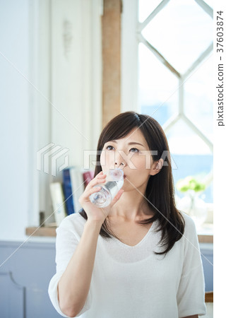 Women supplementing hydration 37603874