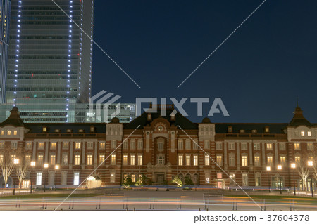 東京站 - 丸之內車站大樓(東京)的夜景 東京站 - 丸之內車站大樓(東京)的夜景 37604378