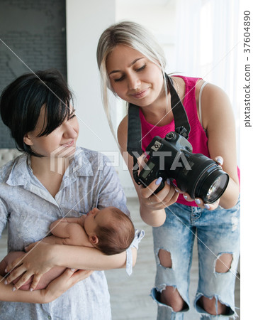 photographer shows the resulting photo of newborn photographer shows the resulting photo of newborn 37604890