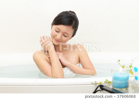 Woman enjoying bath time 37606068