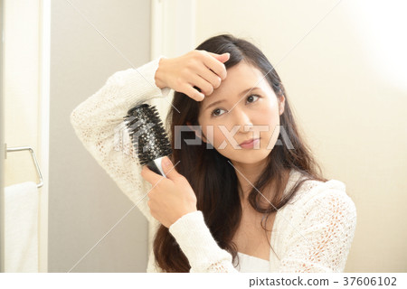 女性對頭髮護理不滿意 女性對頭髮護理不滿意 37606102