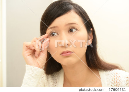 女性戴隱形眼鏡 37606581
