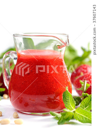 Strawberry fresh sauce 37607143