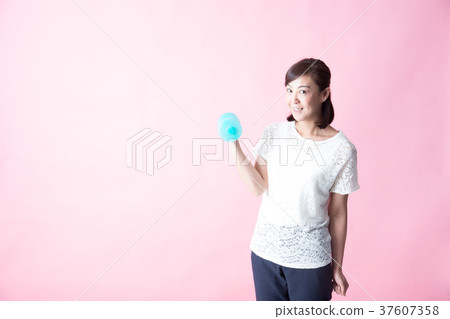 Middle lady · pink back 37607358