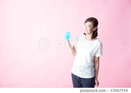 Middle lady · pink back 37607359