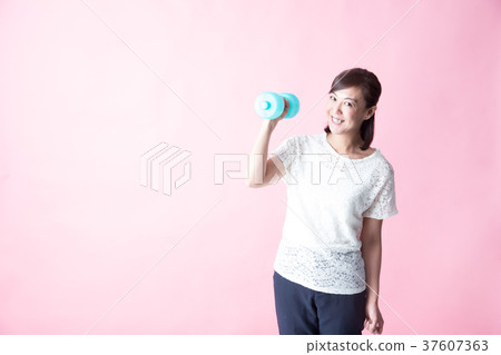 Middle lady · pink back 37607363