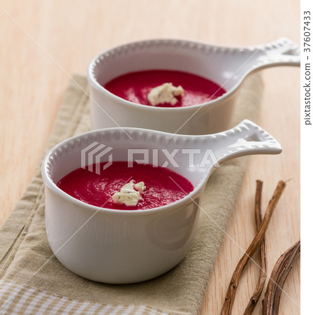 Beet soup 37607433